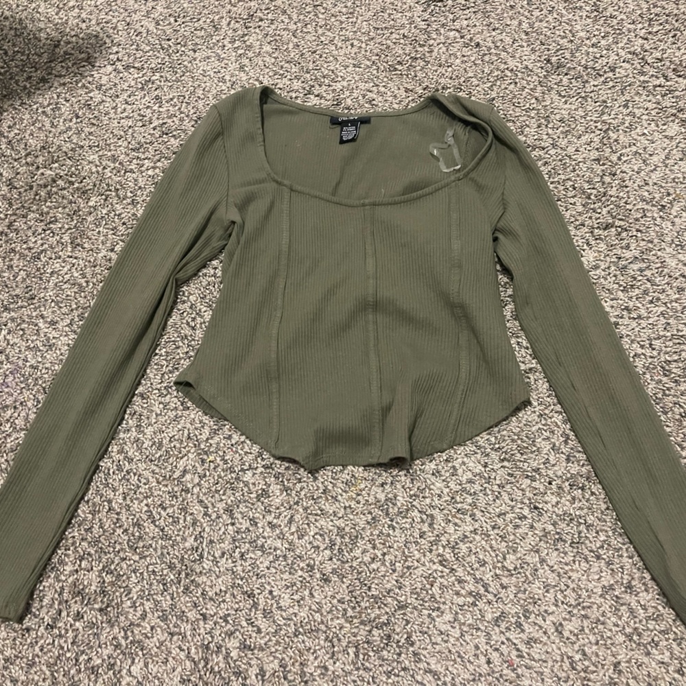 it’s green crop top! to big.